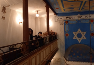 uczniowie na babińcu w synagodze, specjalnie wydzielonej cześci dla kobiet